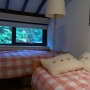 slaapkamer met twee eenpersoonsbedden